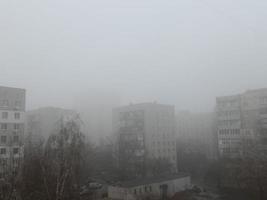 neblina matinal de inverno paira sobre a cidade foto