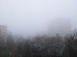neblina matinal de inverno paira sobre a cidade foto