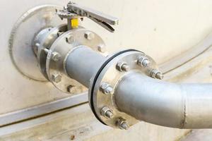 flanges tubo com porcas e parafusos. oleoduto para indústria de tanques de água foto