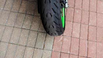 roda de uma motocicleta esportiva. foto