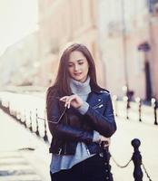modelo feminino em jaqueta de couro preta foto