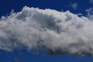 tempo tempestuoso e nuvens escuras foto