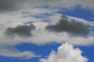 tempo tempestuoso e nuvens escuras foto