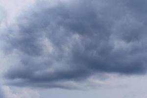 tempo tempestuoso e nuvens escuras foto