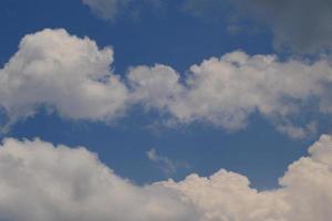 tempo tempestuoso e nuvens escuras foto