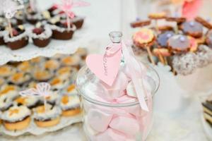 doces e biscoitos dispostos na mesa para festa de casamento foto