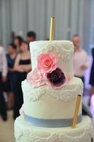 bolo de casamento com decoração de rosas vermelhas foto