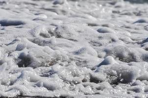 espuma do mar. respingo de água foto