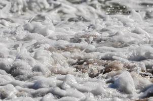 espuma do mar. respingo de água foto