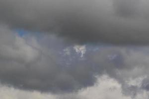 tempo tempestuoso e nuvens escuras foto