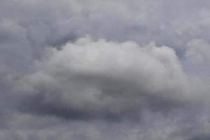 tempo tempestuoso e nuvens escuras foto