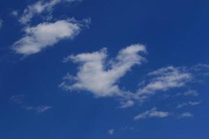 céu azul claro e nuvens brancas foto