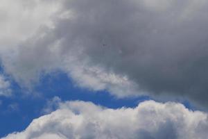 tempo tempestuoso e nuvens escuras foto