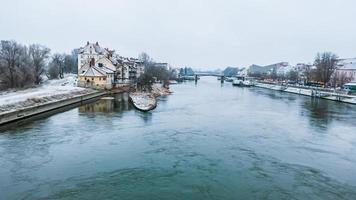 viagem à cidade de regensburg no inverno. vista da ponte de pedra foto