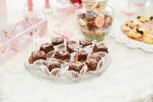 doces e biscoitos dispostos na mesa para festa de casamento foto