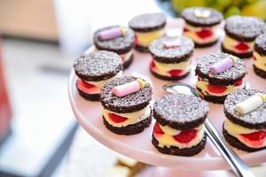 deliciosos doces dispostos na mesa para recepção de eventos foto