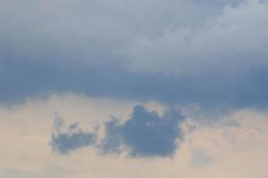 tempo tempestuoso e nuvens escuras foto