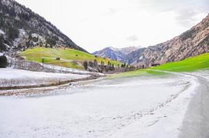 paisagem de montanha de inverno. alpes austríacos. foto