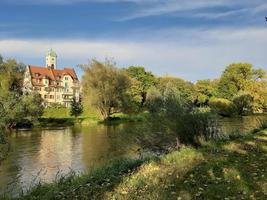 paisagem de primavera perto do rio danúbio na cidade de regensburg, alemanha foto