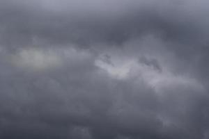 tempo tempestuoso e nuvens escuras foto