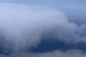 tempo tempestuoso e nuvens escuras foto