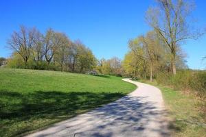 as pessoas estão andando de bicicleta em uma estrada rural ao pôr do sol ao longo do rio danúbio em regensburg, alemanha, europa. foto