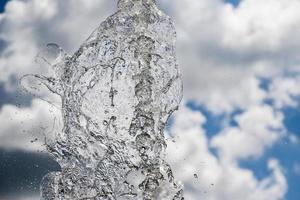 fonte espirrando água textura no céu foto