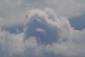 tempo tempestuoso e nuvens escuras foto