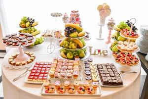 deliciosos doces dispostos na mesa para recepção de eventos foto