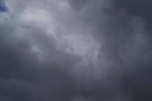 tempo tempestuoso e nuvens escuras foto