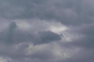 tempo tempestuoso e nuvens escuras foto