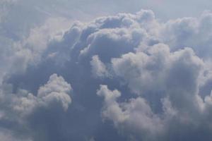 tempo tempestuoso e nuvens escuras foto