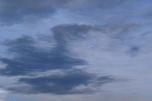 tempo tempestuoso e nuvens escuras foto