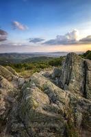 rochas incríveis na beira de uma montanha. bela paisagem de verão das montanhas ao pôr do sol foto