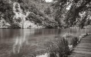 passarela de paisagem sobre a água azul-turquesa. Parque Nacional dos Lagos Plitvice, Croácia. foto