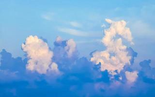 nuvens cumulus de formação de nuvens explosivas no céu no méxico. foto