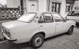 lindo velho carro vintage amarelo por trás na croácia. foto