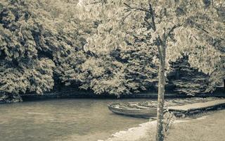 barcos marrons no parque nacional dos lagos pier lake kocjak plitvice. foto