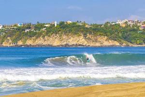 surfista surfando na prancha em ondas altas em puerto escondido méxico. foto