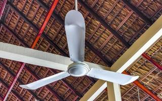 ventilador branco sob o telhado palapa em puerto escondido méxico. foto