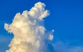 nuvens cumulus de formação de nuvens explosivas no céu no méxico. foto