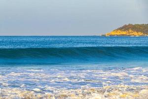 extremamente grandes ondas de surfista na praia puerto escondido méxico. foto