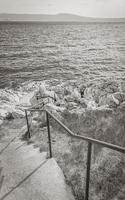escadas para a praia turquesa do paraíso novi vinodolski croatia. foto