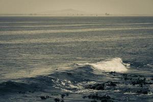 sea point, calçadão da praia na cidade do cabo, áfrica do sul. foto