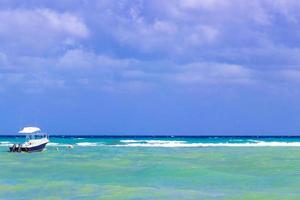 barcos iates navio jetty beach em playa del carmen méxico. foto