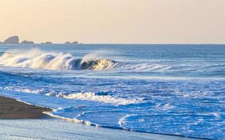 ondas de surfistas extremamente enormes praia la punta zicatela méxico. foto