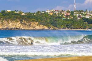 surfista surfando na prancha em ondas altas em puerto escondido méxico. foto