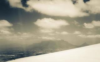 vista da janela do avião em alta altitude, turbinas sobre a áfrica. foto