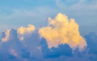 nuvens cumulus de formação de nuvens explosivas no céu no méxico. foto