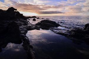 pôr do sol sobre o mar foto